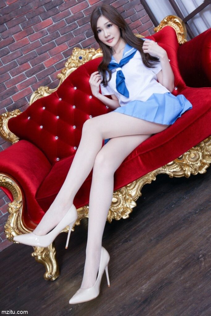 成熟迷人的美少妇，美腿纤细白皙真性感-好看哟