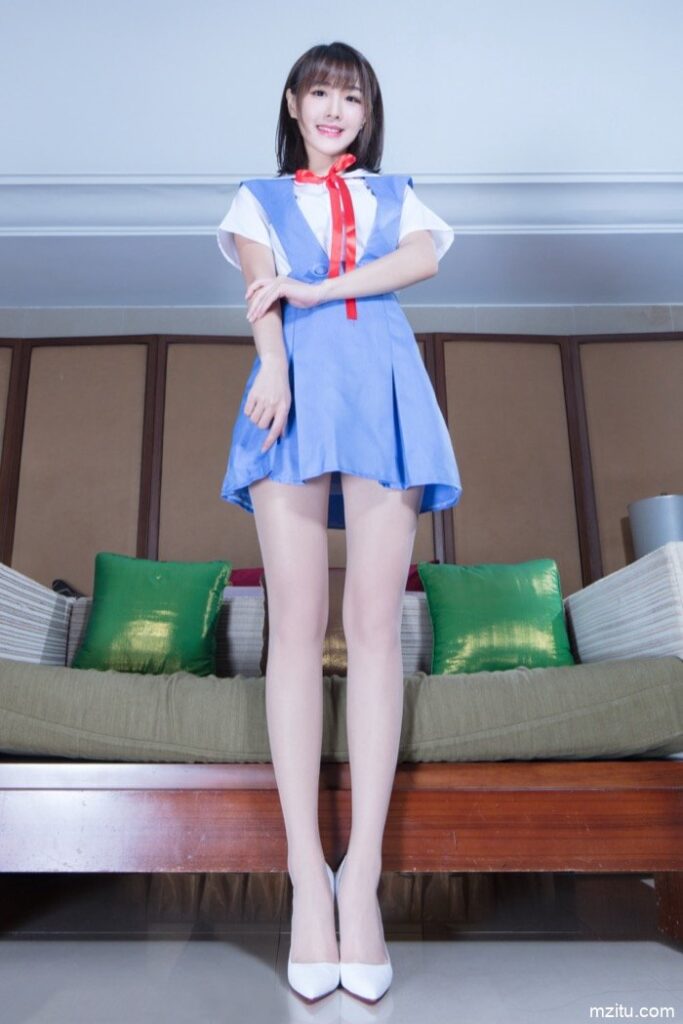 台湾妹子好甜美，一双大白腿让人移不开眼！-好看哟